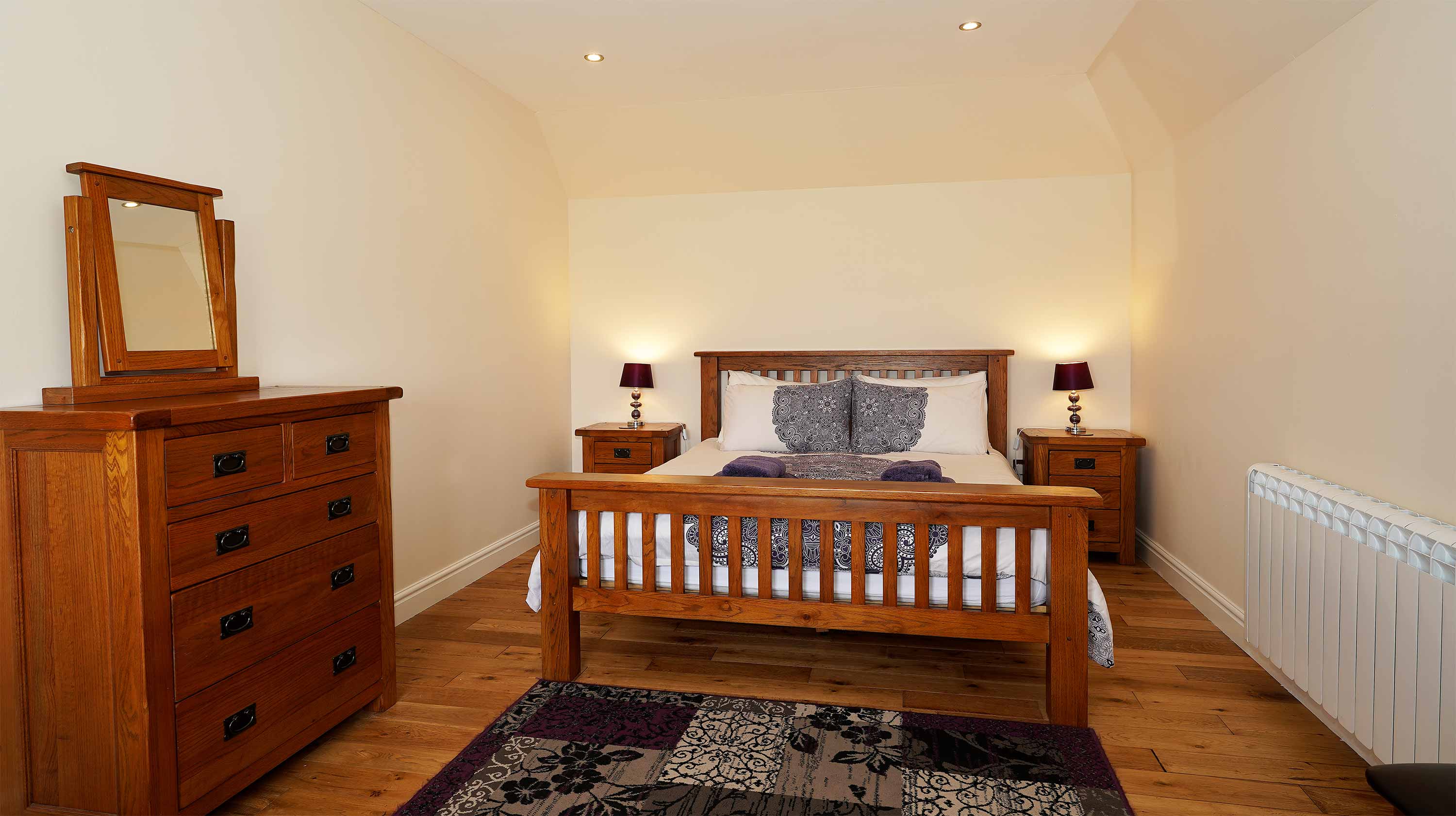 Culla Cottage Self Catering Accommodation contains a King Size Double Bdroom with WIFI Internet access and Central Heating