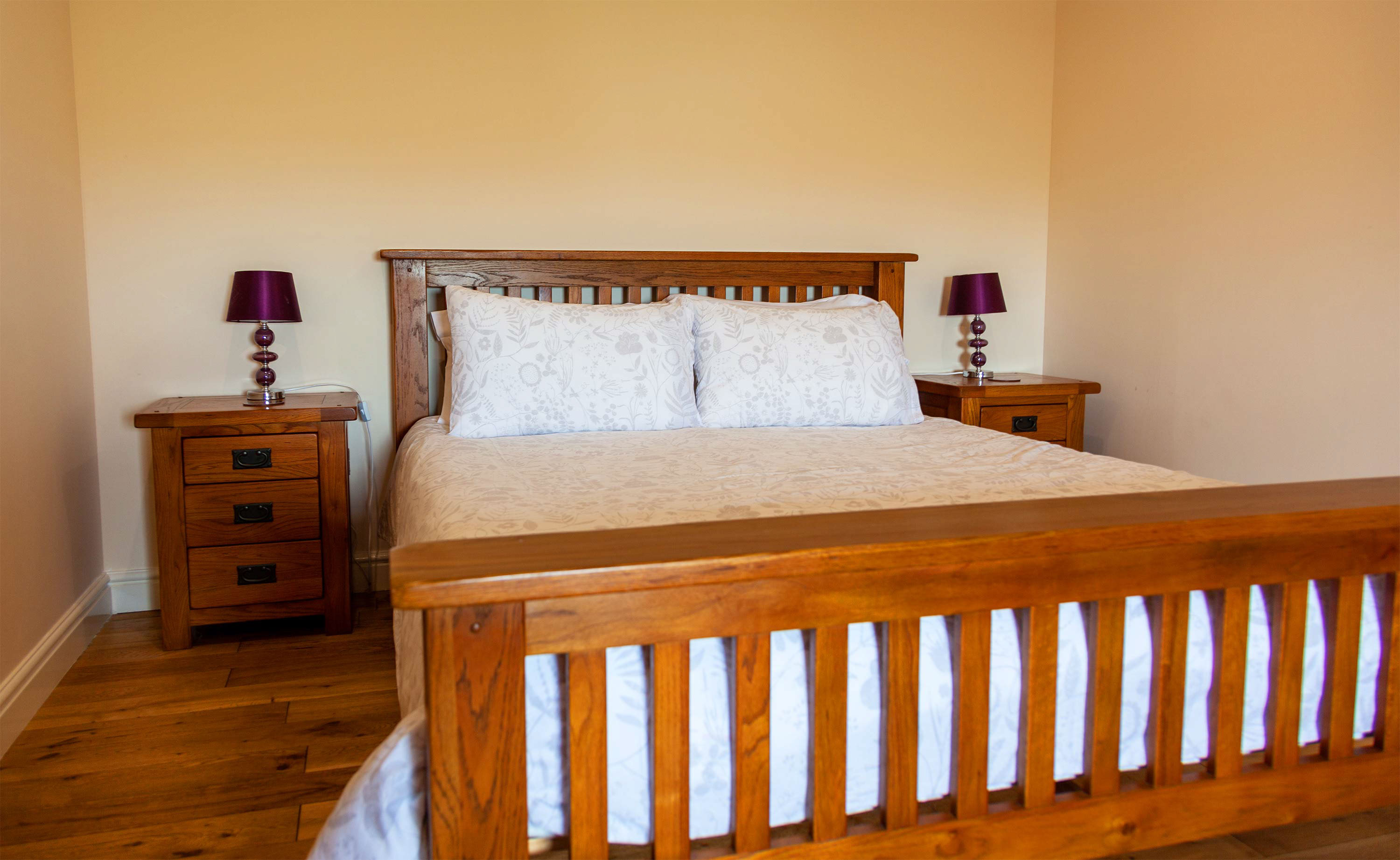 Culla Cottage King Size Double Bed with Central Heating and WIFI Internet Access