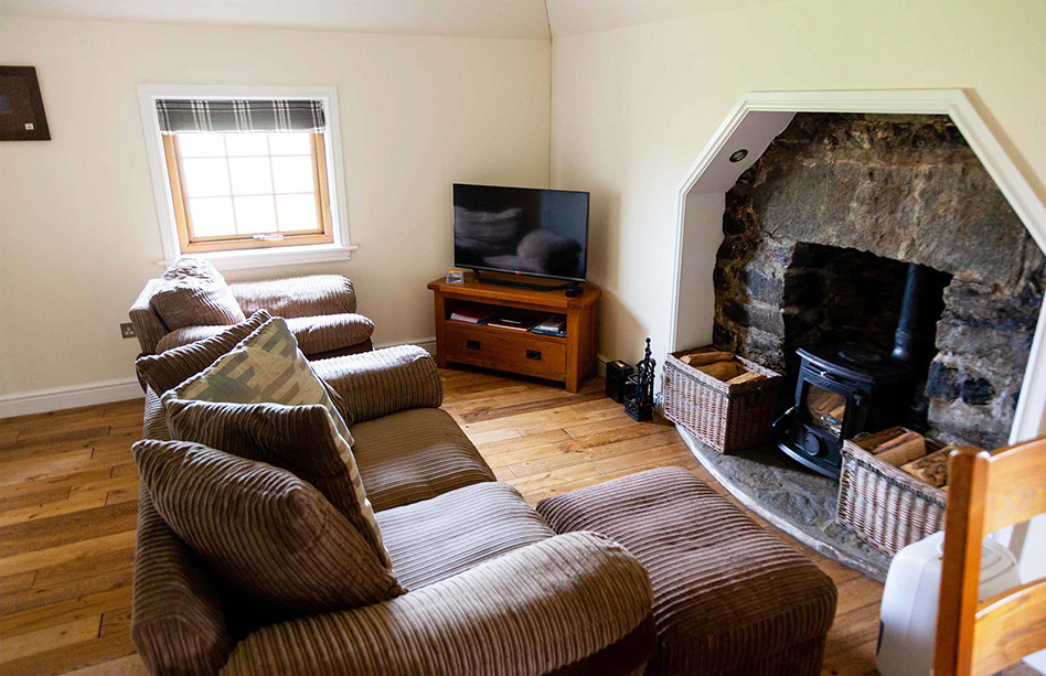Culla Cottage contains a comfortable living room with Woodburning Stove